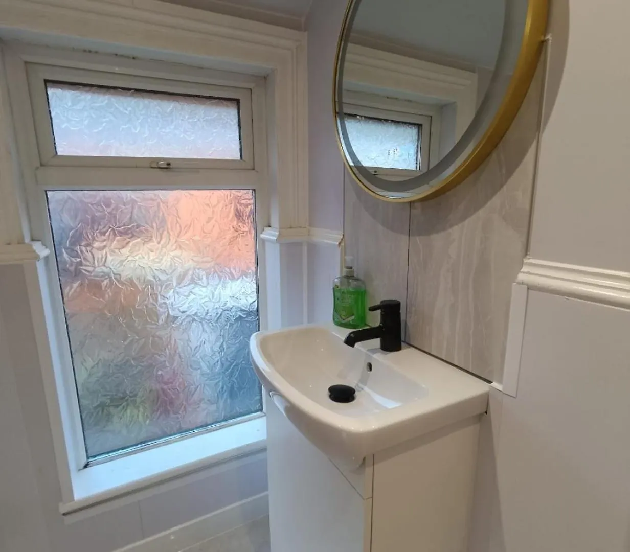 8 Bed House 2 Miles Apartment Newcastle upon Tyne