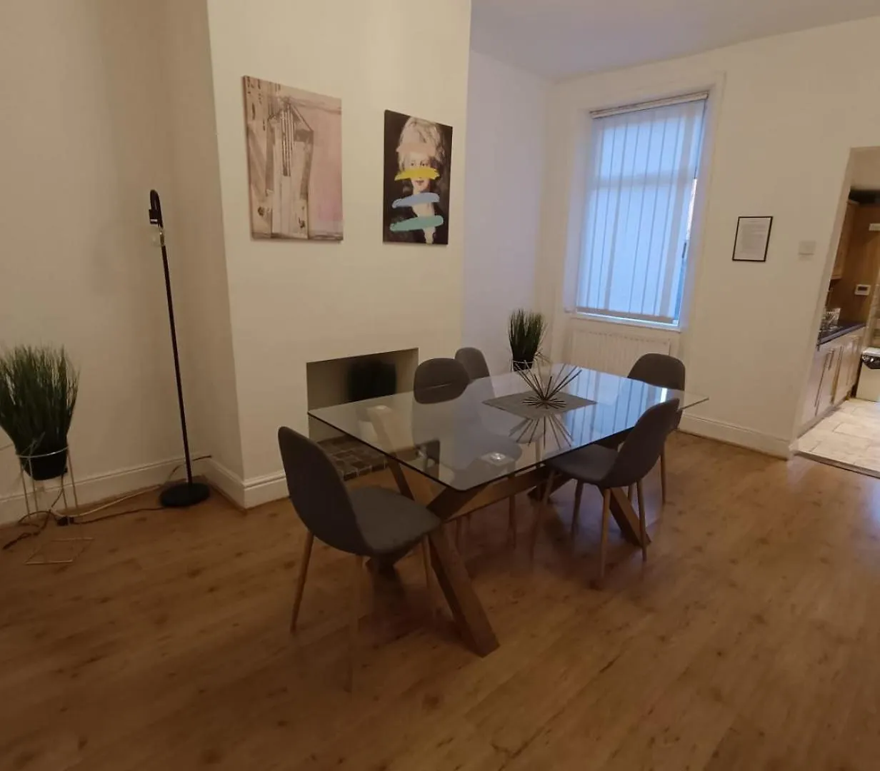 8 Bed House 2 Miles Apartment Newcastle upon Tyne 0*,