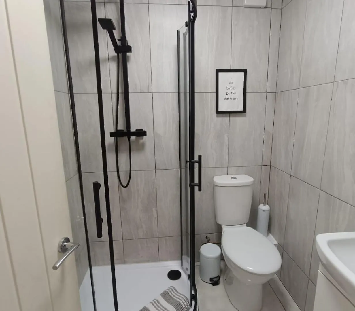 8 Bed House 2 Miles Apartment Newcastle upon Tyne