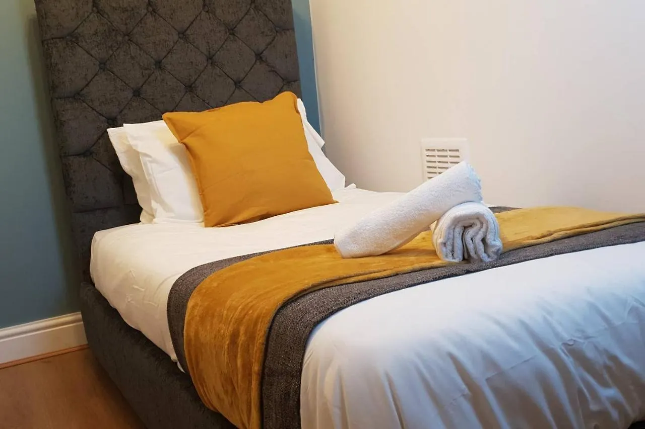 8 Bed House 2 Miles Apartment Newcastle upon Tyne United Kingdom