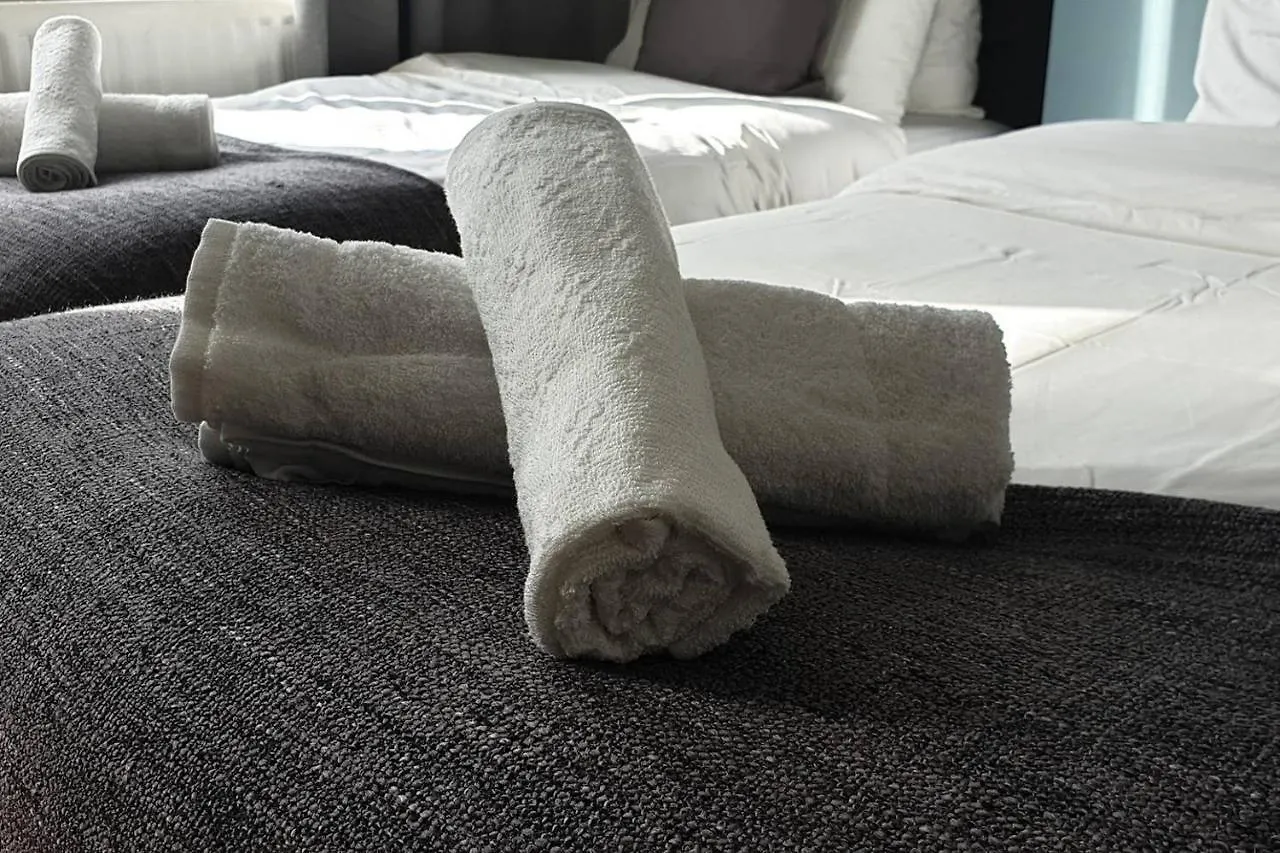 8 Bed House 2 Miles Apartment Newcastle upon Tyne